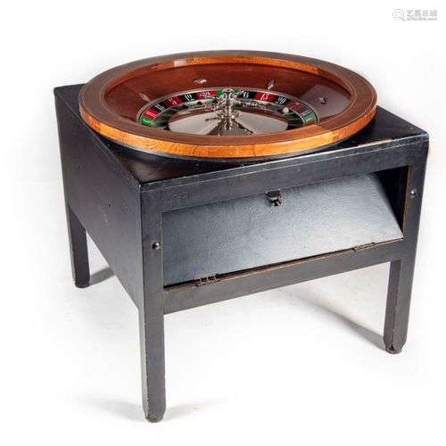 Ancienne grande roulette de casino ronde en bois de placage ...