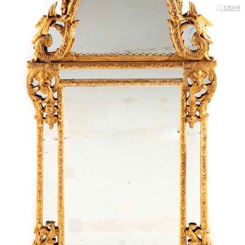 Miroir en bois redoré à décor de feuillages, coquille, fleur...