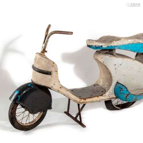 Scooter de manège en bois et tôle H. : 77 cm ; L. : 125 cm A...