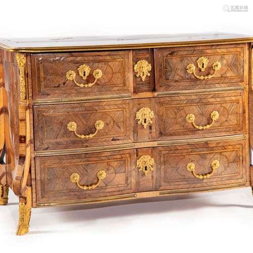 Commode de forme Mazarine en placage de noyer et filets de l...