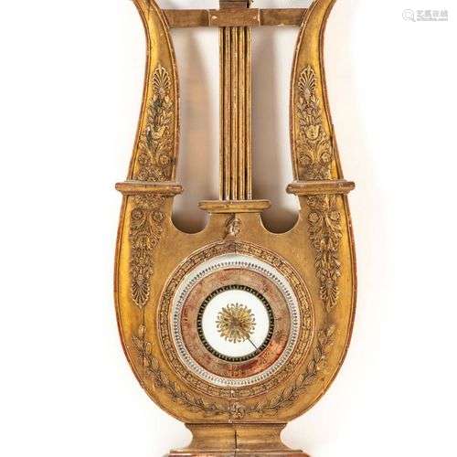 Baromètre en forme de lyre en bois doré et verre églomisé à ...