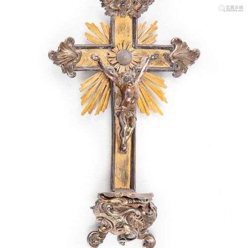 Crucifix formant bénitier en argent et laiton Epoque XIXe H....