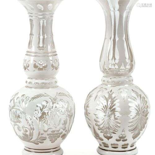 Fausse paire de grands vases balustre en verre « overlay » b...