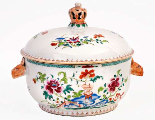 Chine, époque Qianlong (1736-1795)Soupière en porcelaine à d...
