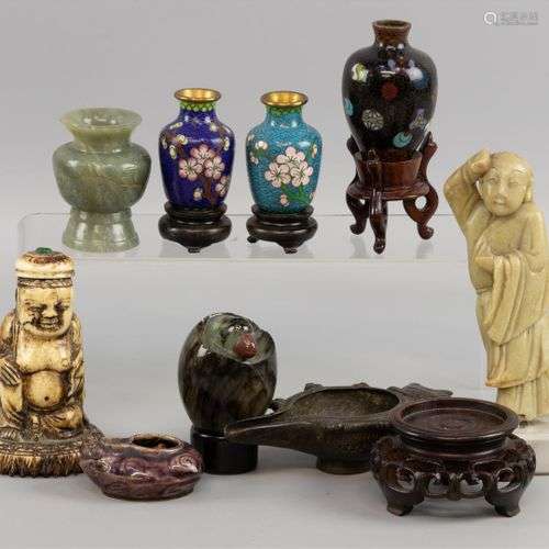 Un lot de divers petits objets principalement chinois, dont ...