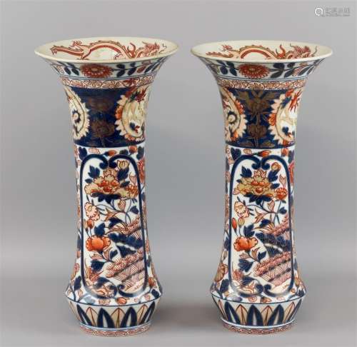 Een paar vazen, Japan Meiji, porselein met Imari decor van d...