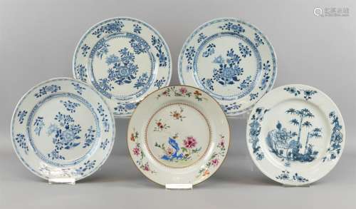Vijf borden, China, porselein, 4x blauwwit, bestaande uit ee...