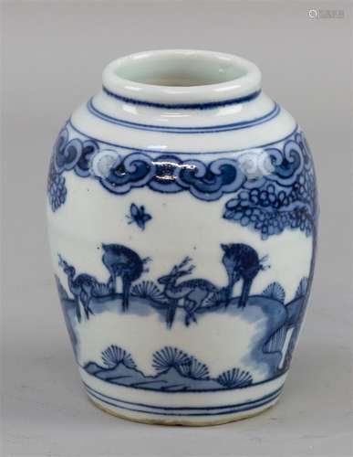 Un pot, Chine, porcelaine bleu-blanc à décor de cerfs dans u...