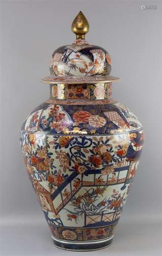 Un modèle généreux de vase à couvercle en porcelaine Imari, ...