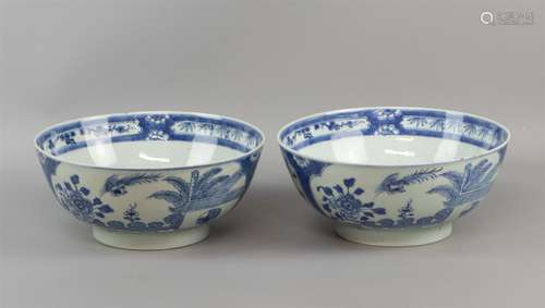 Une paire de bols, Chine 18e/19e siècle, en porcelaine bleue...