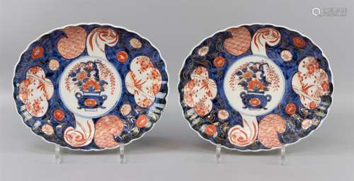 Paire de bols ovales en porcelaine Imari avec bord festonné,...