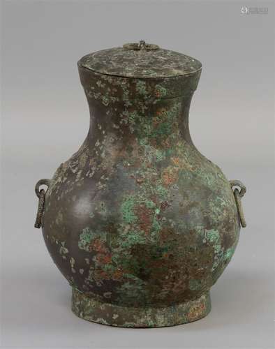 Un vase à couvercle en bronze, 2 anneaux sur le côté et couv...