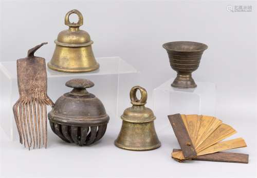 Een kavel diverse Aziatiche items, voornamelijk brons, 3 bel...