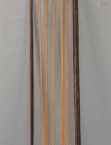 Deux arcs et cinq flèches, Indonésie (B). l. 188 cm.