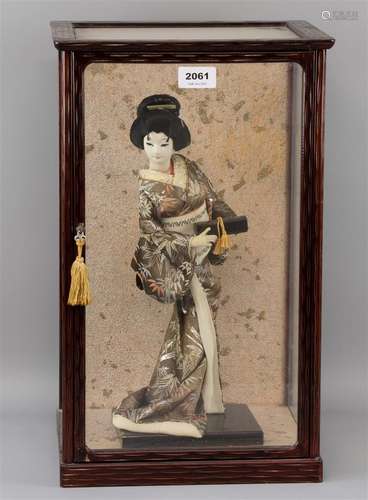 Une vitrine avec une poupée geisha, Japon (A/B). h. 46 x l. ...