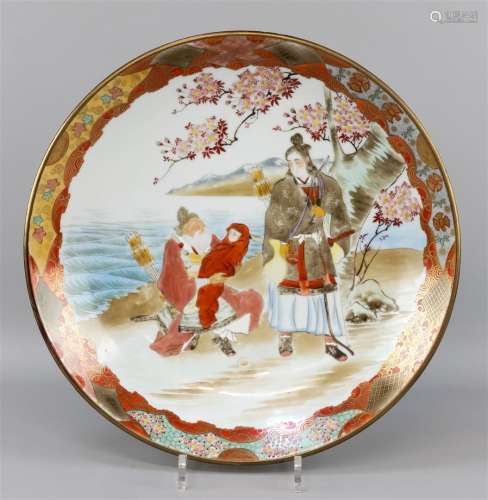 Un plat Kutani, Japon, début du 20e siècle, en porcelaine à ...