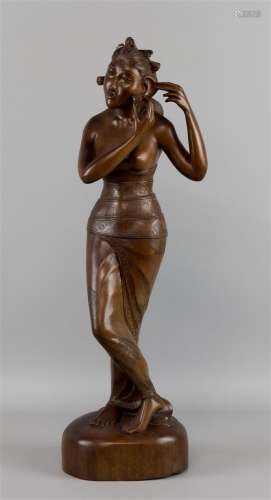 Sculpture en bois dur sculpté d'une femme avec le haut du co...