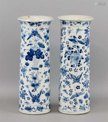 Une paire de rouleaux, Chine, en porcelaine à décor bleu-bla...