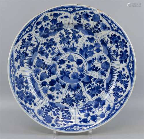 Een schotel, China, Kangxi, ca. 1700, blauwwit porselein met...