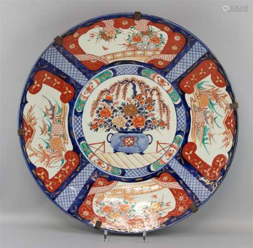 Un modèle généreux de plat en porcelaine Imari à décor de fl...