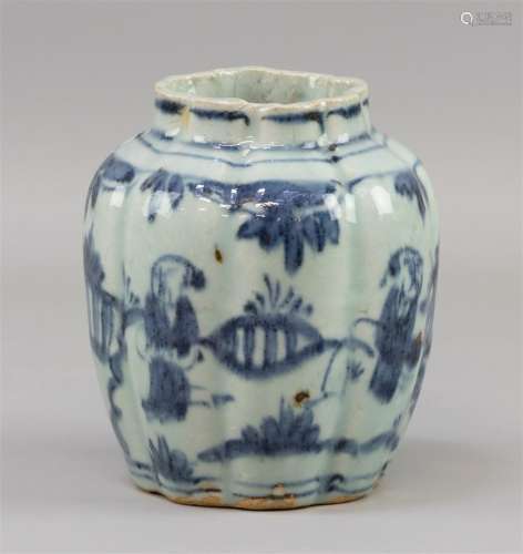 Un vase lobé, Chine, porcelaine avec décoration de style Min...