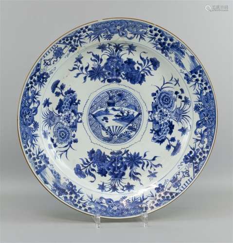 Un plat, Chine, Kangxi, vers 1700, en porcelaine bleu-blanc ...