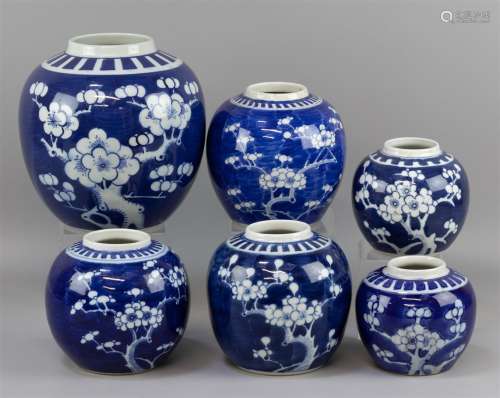 Six jarres à boule de style Kangxi, Chine, porcelaine bleu p...