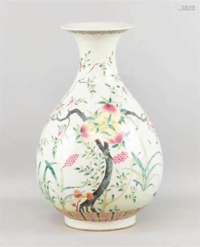 Un vase en forme de poire à décor de pêche de la famille ros...