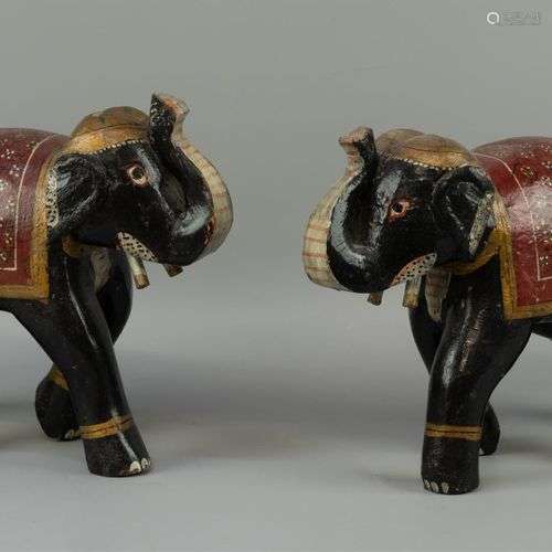 Une paire de figurines d'éléphants, Inde, bois polychrome et...