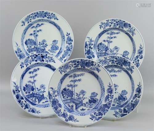 Een serie van 5 blauwwit porseleinen borden met tuindecor, C...
