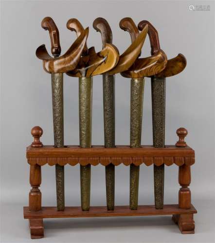 Cinq krisses avec des poignées en bois sculpté décorées de m...