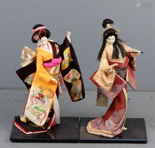 Vier poppen van Geisha's, Japan, kunststof (B). h. 52 cm / 3...