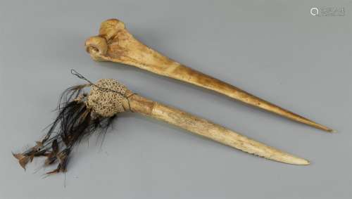 Deux poignards Kasuaris, dont un avec décoration, Papouasie-...