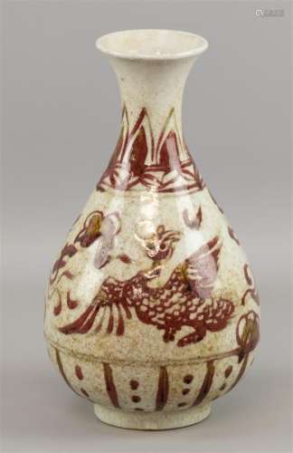 Un vase de style Ming en forme de poire, en porcelaine, à dé...