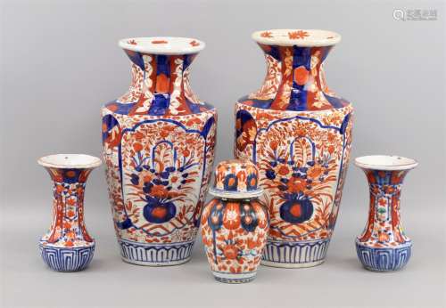 Cinq vases de cabinet imari, Japon, première moitié du 20e s...