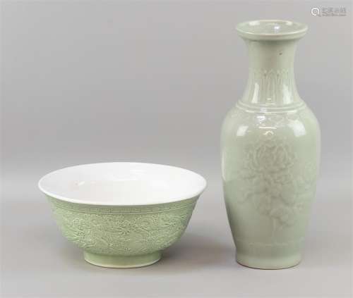 Un bol et un vase en céladon, Chine, porcelaine, bol avec dé...