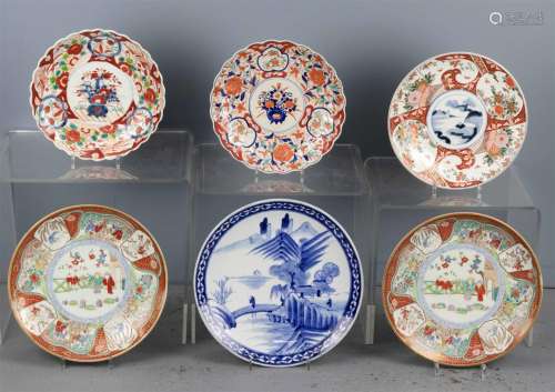 Six plats divers, Japon, surtout du XIXe siècle. Porcelaine ...