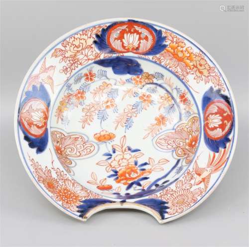 Une cuvette de rasage Imari, Japon, XVIIe/18e siècle, en por...