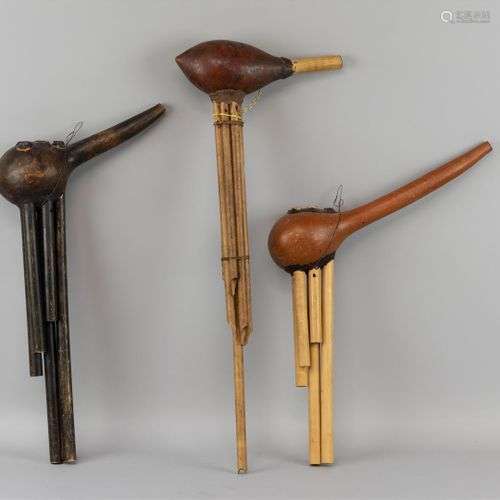 Drie diverse sompotons, muziekinstrumenten vervaardig van ee...