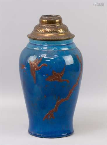 Een antieke vaas vervaardigd tot lampvoet, blauw geglazuurd ...