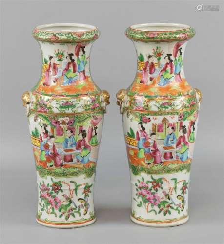 Une paire de vases cantonais, Chine, vers 1900, en porcelain...