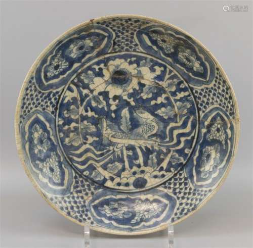 Un plat, Chine, Ming, XVIe siècle, en porcelaine bleu-blanc ...