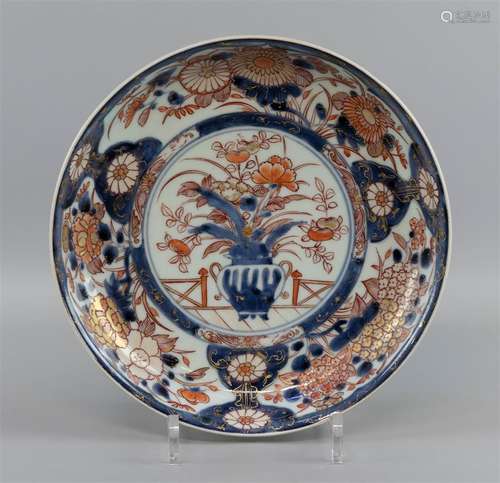 Une assiette profonde Imari, Japon, vers 1700, porcelaine (A...