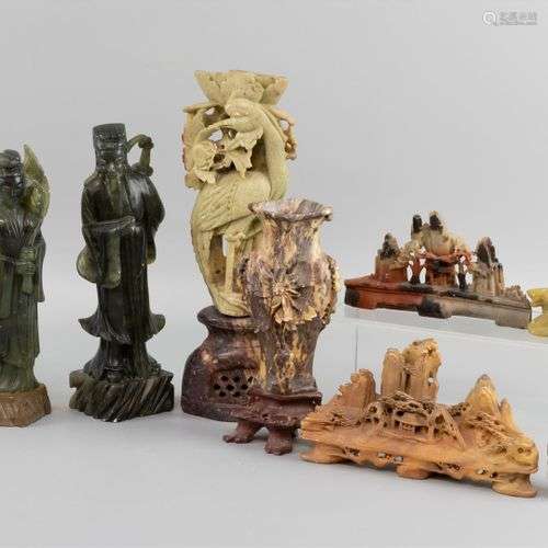 Un lot de figurines et d'ornements en stéatite et en jade, C...