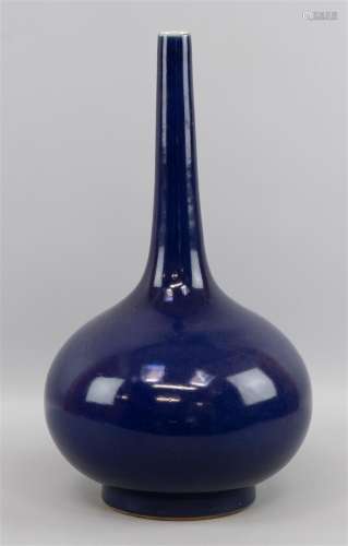 Un vase à tige monochrome bleu, Chine, porcelaine (A). h. 40...