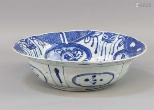 Chapeau à clapet, Chine, Wanli, XVIe/17e siècle, en porcelai...