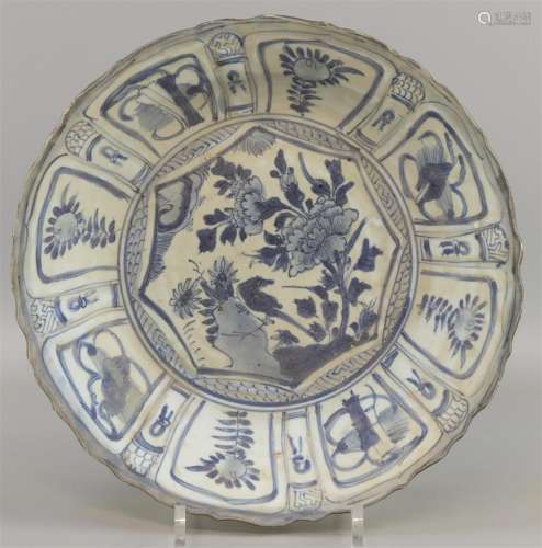 Un plat à crépitement, Chine, Wanli, XVIe/17e siècle, en por...