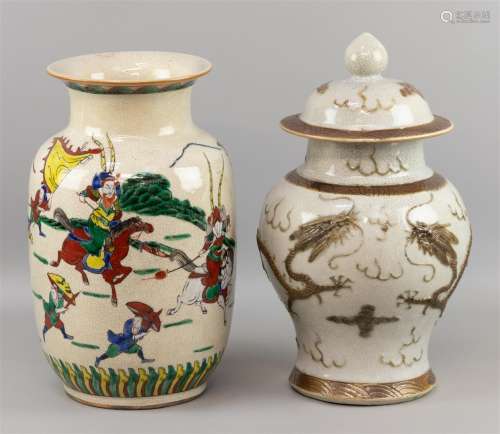 Deux vases divers de Nankin, Chine, porcelaine craquelée, un...