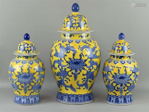 Trois jarres à couvercle, Chine, porcelaine avec motif de lo...