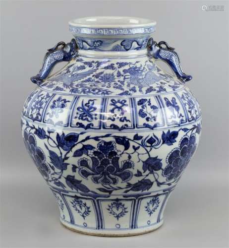 Un vase à deux anses en forme de poisson, Chine, porcelaine ...